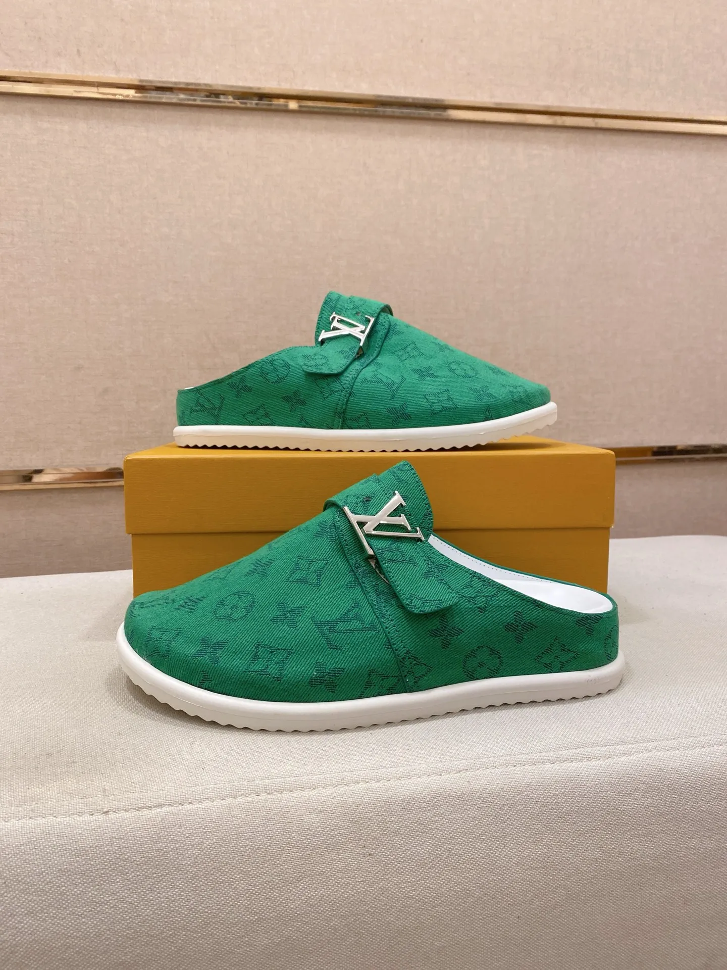 Men's shoes 💰: 360💰LV made 🔍Top purchasing agents, men's spring and summer slippers are available at the same counter. The uppers are made of Italian imported denim with logo graphics and high-quality craftsmanship. The soles are original soles specially provided by the original factory. The exclusive movable molded soles are super comfortable. Original factory follow-up products. 🔍🔍High quality. You can enter and exit the counter at will. Welcome to compare. The code number is 38-44.